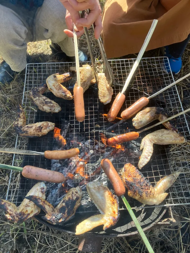 炭火で料理を楽しむ様子